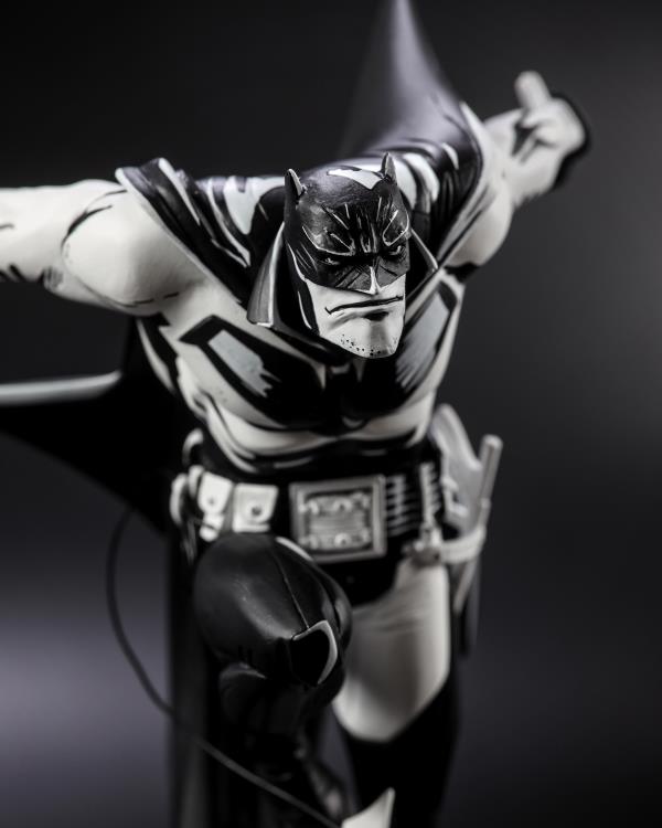 Preventa Estatua Batman (Sean Murphy Sketch Edition) (Poliresina) - Batman: White Knight - Batman Black & White marca McFarlane Toys x DC Direct escala 1/10