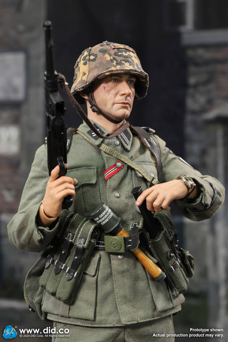 Pedido Figura Joerg - WWII German LAH Division Heer Flammenwerfer Gefreiter marca DID D80177 escala 1/6