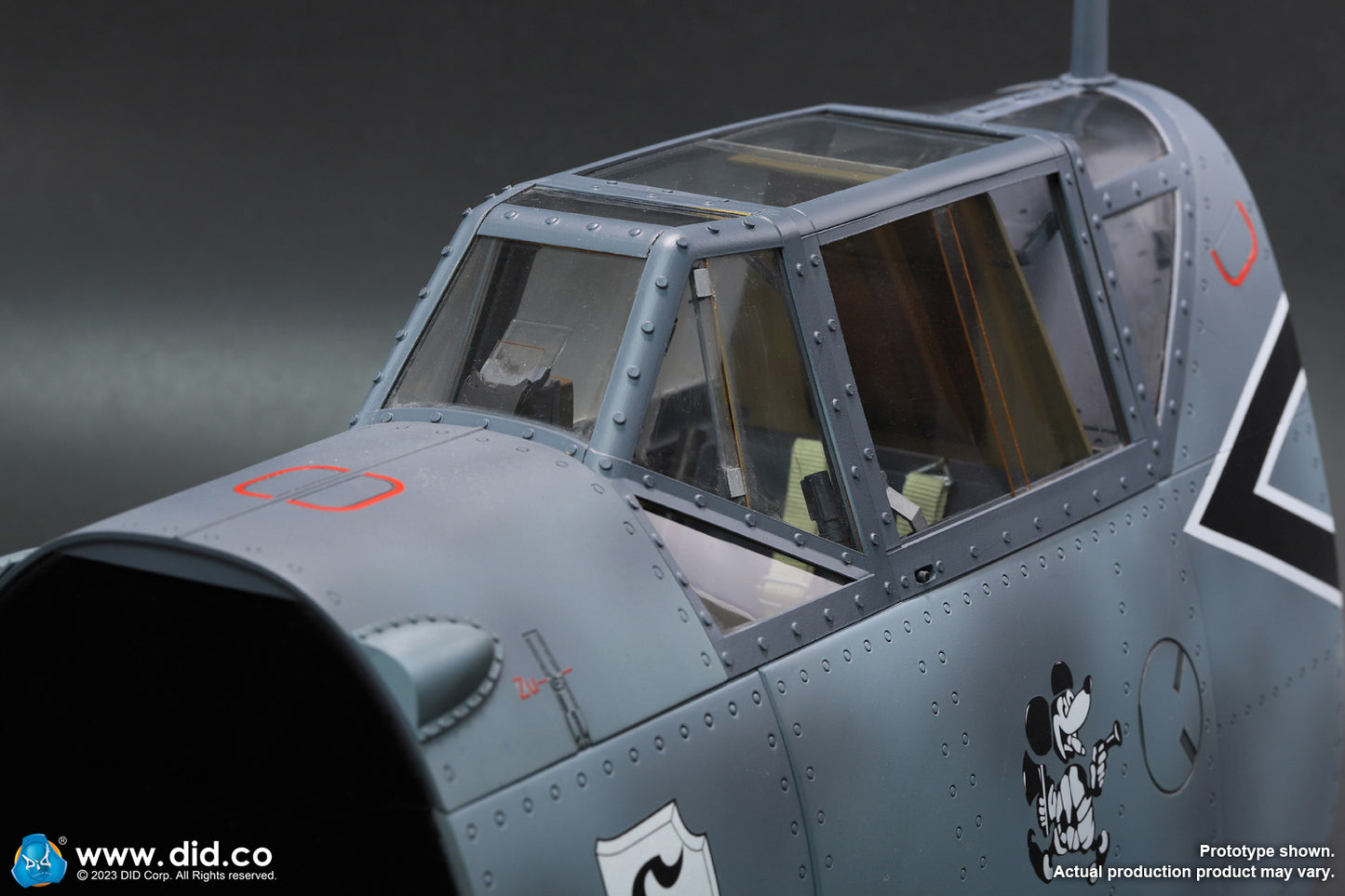 Preventa Base Diorama Cockpit/Cabina BF-109 (Grey Blue) marca DID E60065B escala 1/6