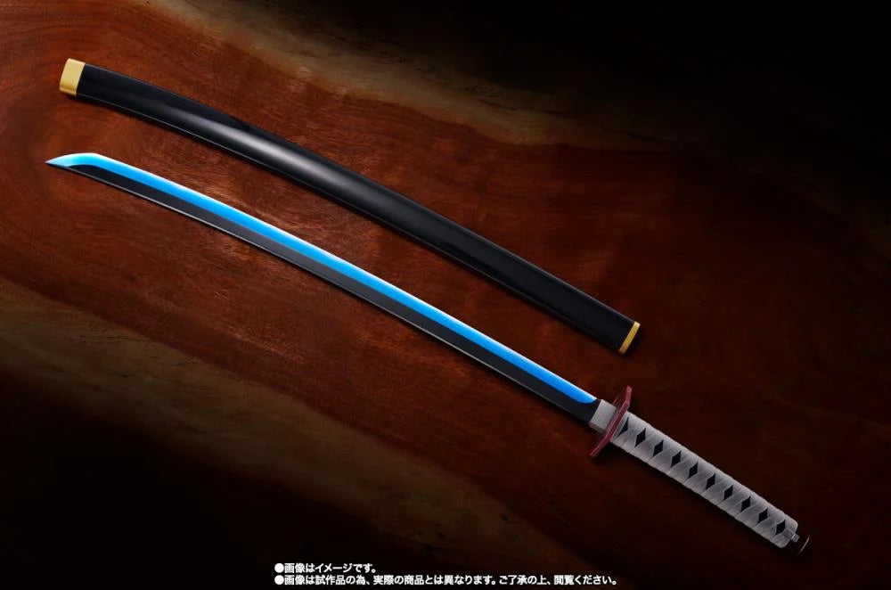 Preventa Prop Replica Espada Nichirin de Giyu Tomioka - Demon Slayer: Kimetsu no Yaiba marca Bandai Spirits escala real 1/1