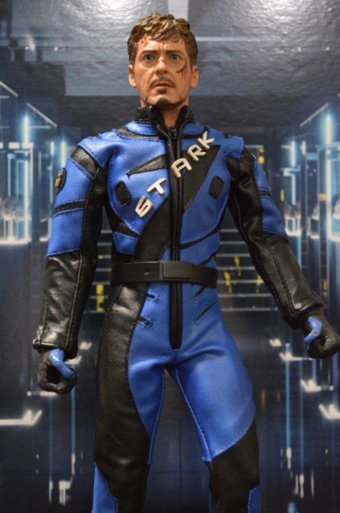 Figura Deluxe Tony con traje de carreras marca EM Custom Studios escala 1/6