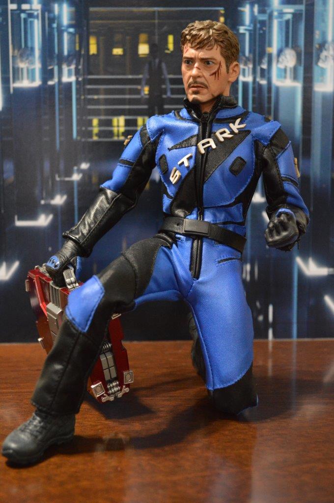 Figura Deluxe Tony con traje de carreras marca EM Custom Studios escala 1/6