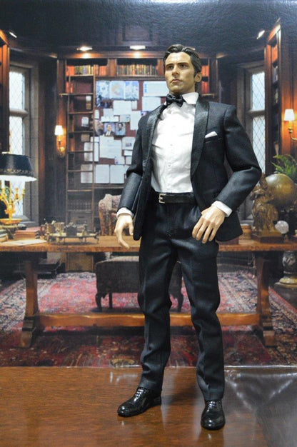 [EN STOCK] Figura Billionaire con Backdrop marca EM Custom Studios escala 1/6