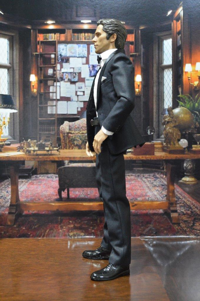 [EN STOCK] Figura Billionaire con Backdrop marca EM Custom Studios escala 1/6