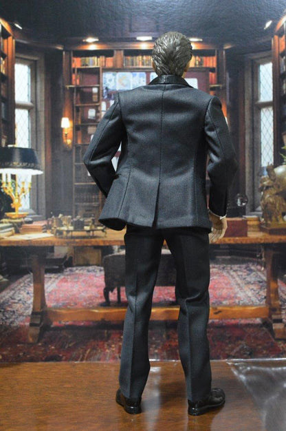 [EN STOCK] Figura Billionaire con Backdrop marca EM Custom Studios escala 1/6