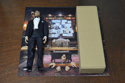 [EN STOCK] Figura Billionaire con Backdrop marca EM Custom Studios escala 1/6