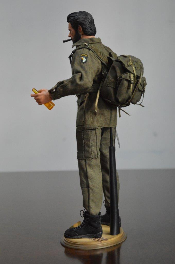 Figura Wolfman con Uniforme Militar marca EM Custom Studios escala 1/6