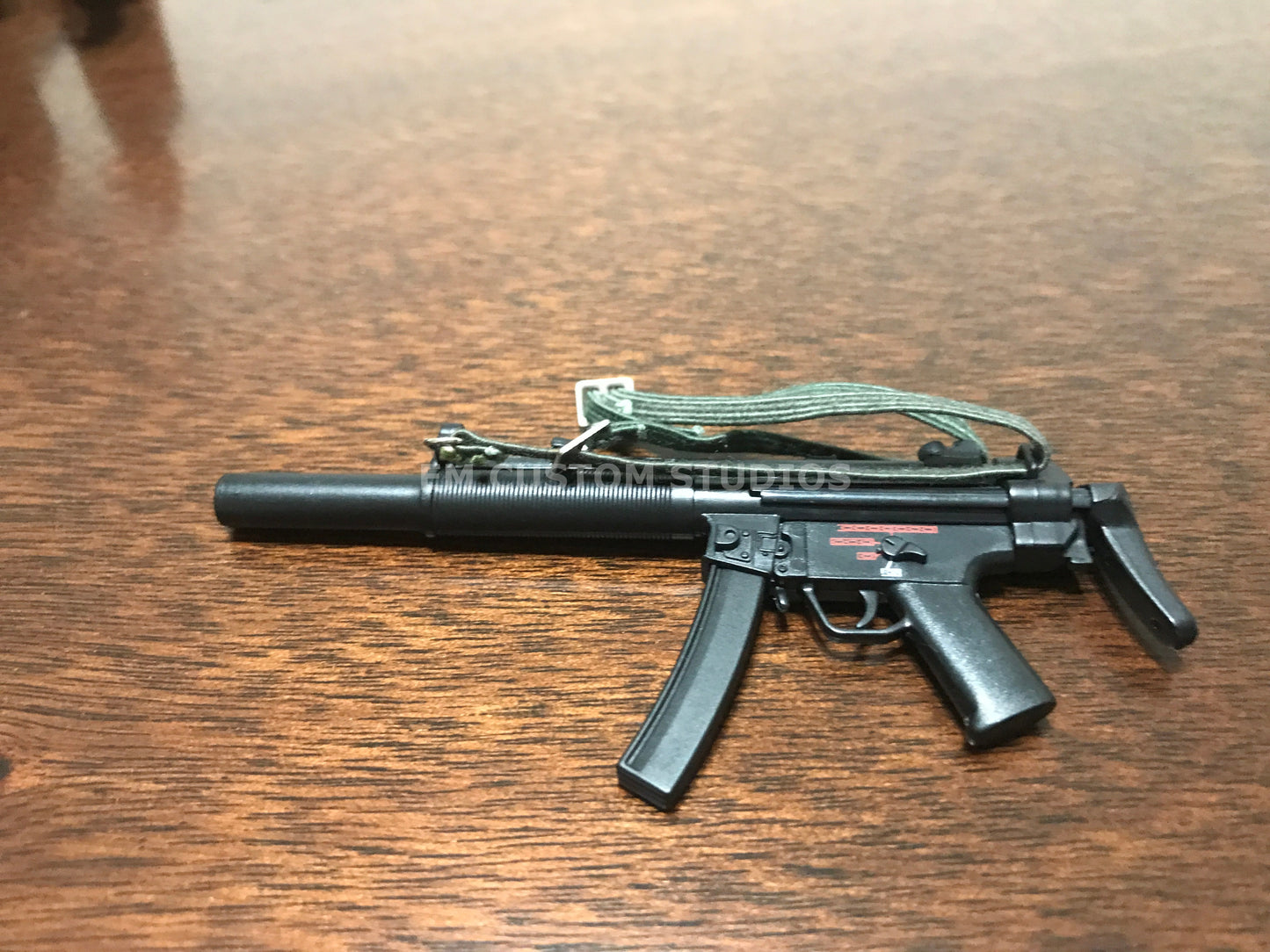 Accesorio Rifle con silenciador para figuras escala 1/6