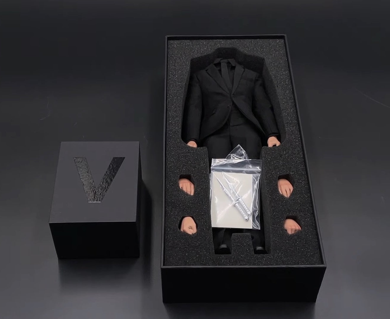 Pedido Figura Trickster traje negro (set) marca Eleven x Vimal escala 1/6