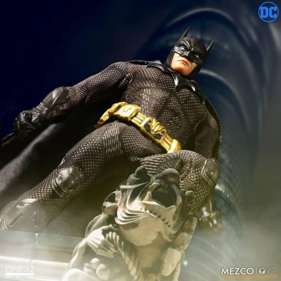 Pedido Figura Batman Sovereign Knight marca Mezco escala pequeña 1/12