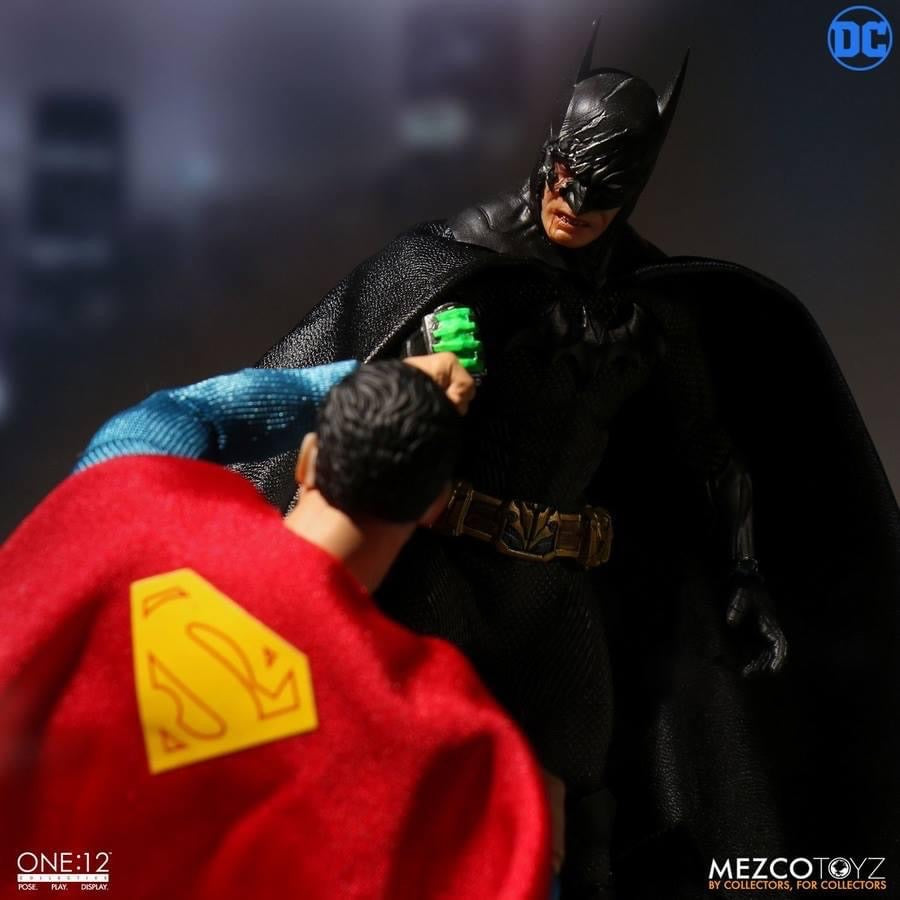 Pedido Figura Batman Sovereign Knight marca Mezco escala pequeña 1/12