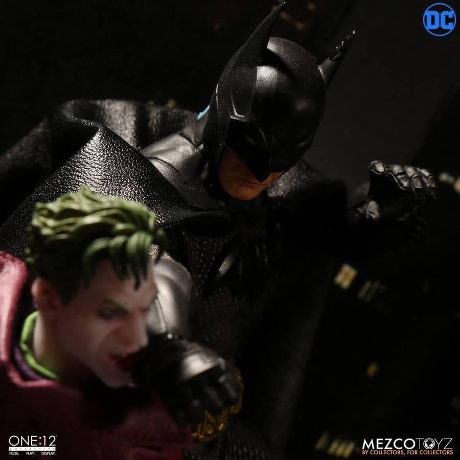 Pedido Figura Batman Sovereign Knight marca Mezco escala pequeña 1/12